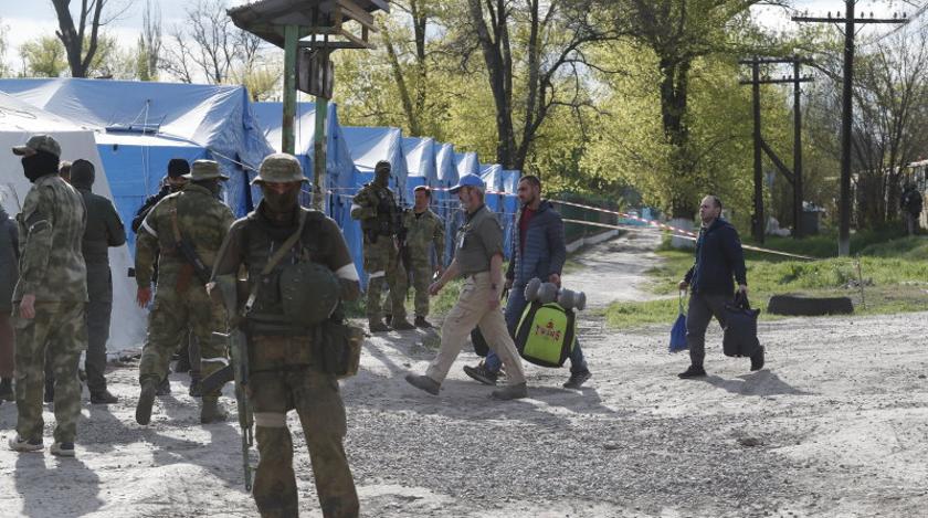 Украинские военные вышли с "Азовстали" и подняли белый флаг