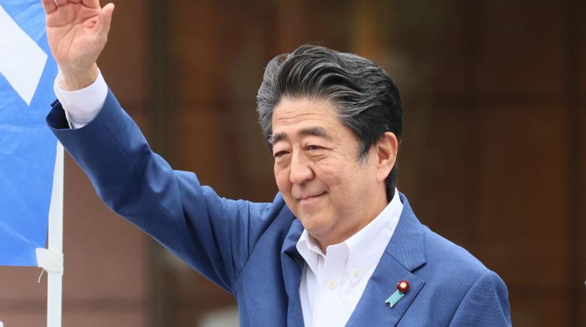 Бывшего премьер-министра Японии подстрелили на улице