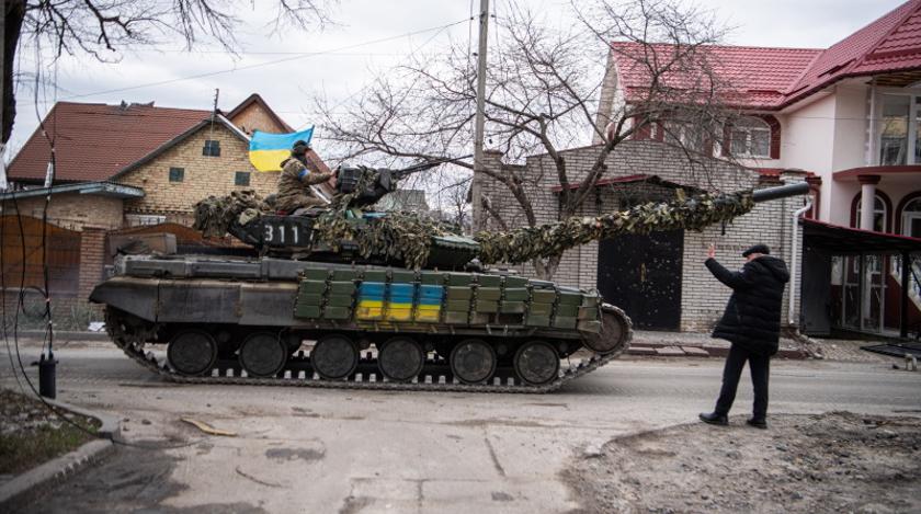 Пьяных в хлам украинских солдат на танке сняли на видео