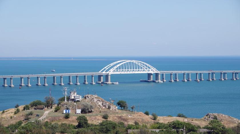 Крымский мост взорвали: обрушились два автопролета