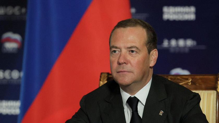 "Свинтившие уроды": Медведев придумал наказание для сбежавших из России