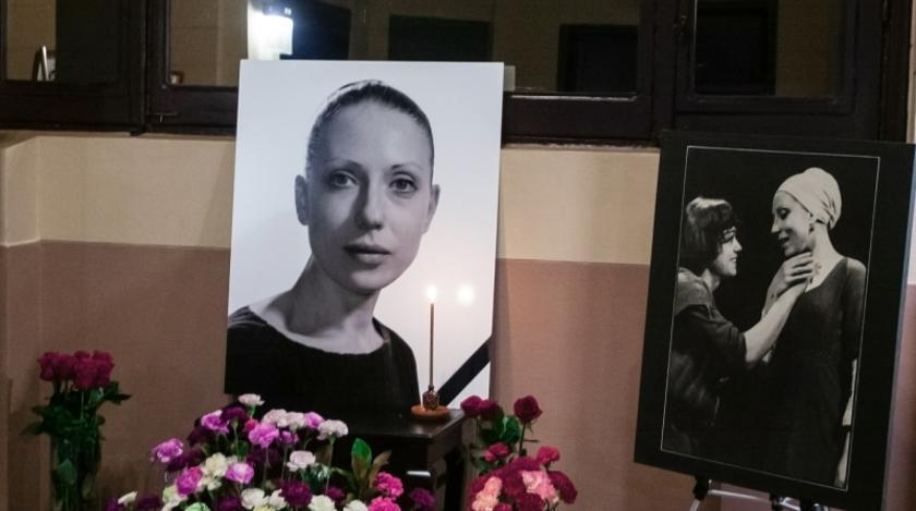 Сын и муж рухнули у гроба: что произошло на похоронах Чуриковой