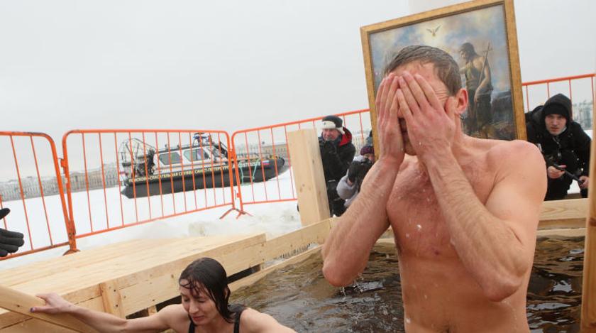 Все заканчивается пневмонией: медик предостерег россиян от купаний на Крещение