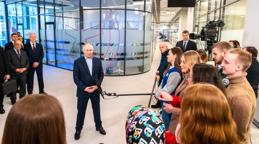 Эксперт расшифровала поданный Путиным знак на встрече в МГУ