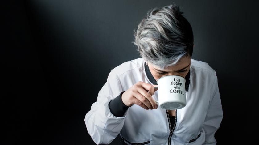 Можно ли вырывать седые волосы: ответ врача