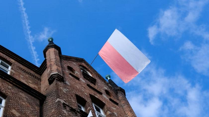 В Варшаве полицейские ворвались в школу при посольстве России - видео