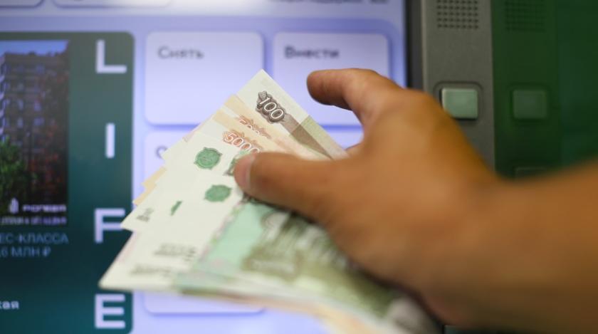 Россияне бросились снимать наличные с банкоматов