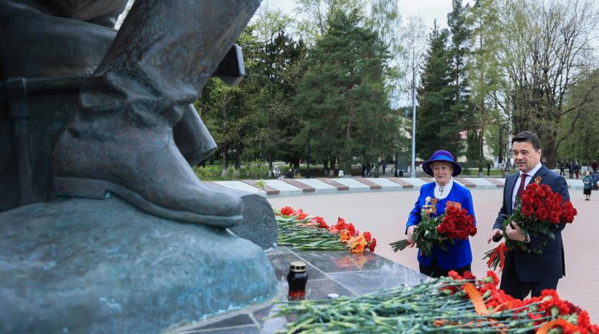 Андрей Воробьев с блокадницей Альвиной Борисовой возложил цветы у мемориала"Воинам-сибирякам" под Истрой