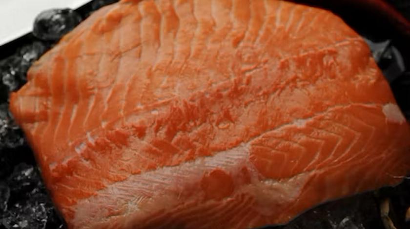 Огуречные корзинки с копченым лососем: рецепт стильной закуски за 10 минут