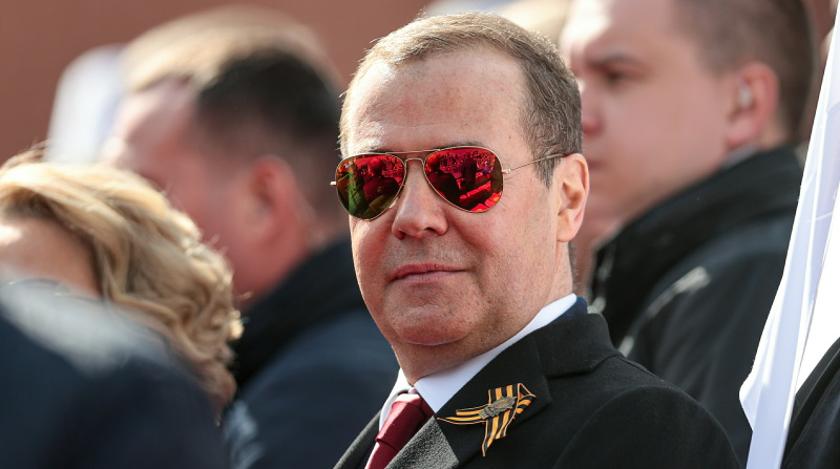 Стало известно о тайном отъезде Медведева из России