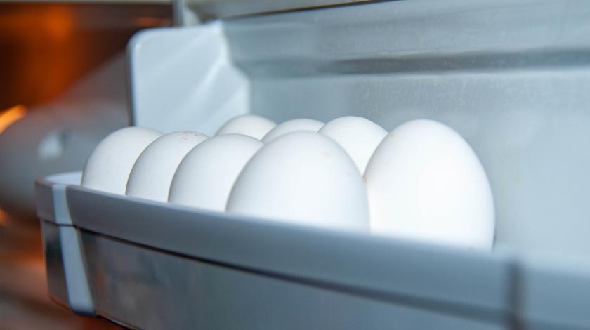 Неожиданная причина: россиян призвали не хранить яйца в дверце холодильника
