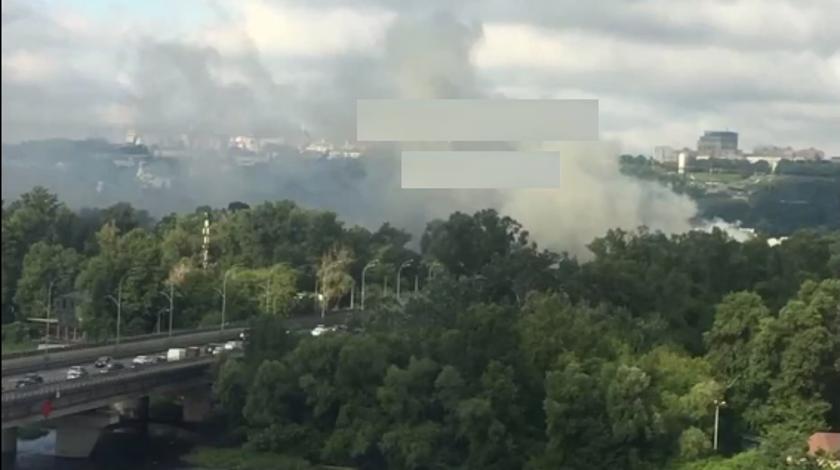 Около моста в Киеве произошло ЧП: все в дыму