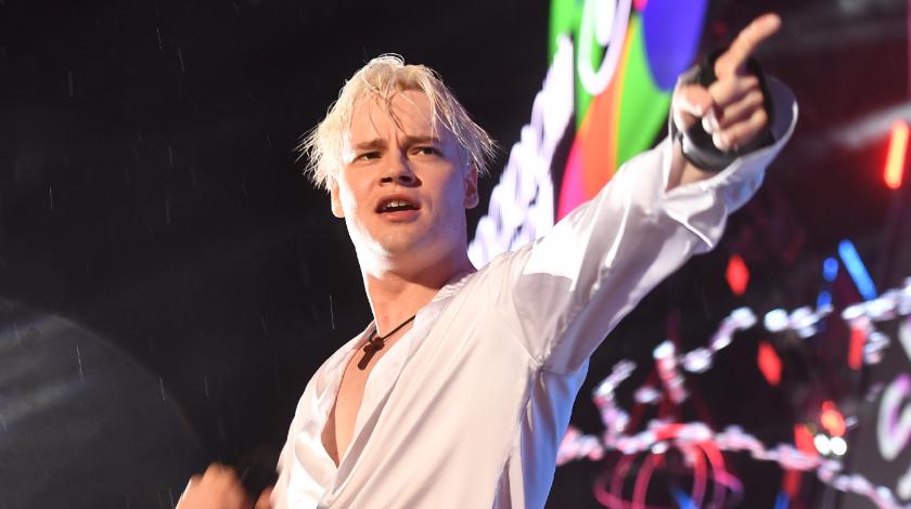 Под руки уволокли со сцены: чем обернулся концерт певца SHAMAN