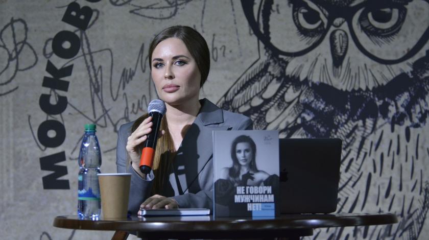 Грудь прикрыта ленточкой: мокрая Михалкова изогнулась на камеру