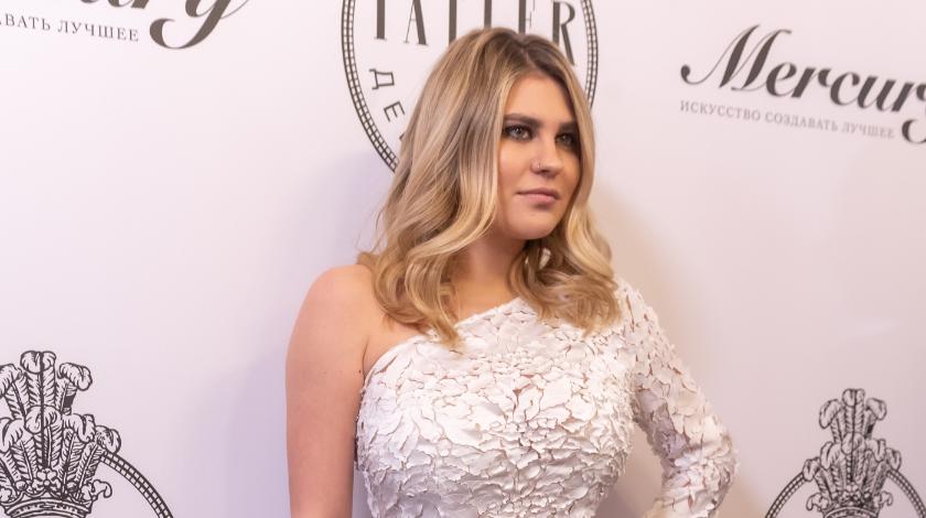 Внучка Боярского обтянула огромный бюст тесным платьем  - фото