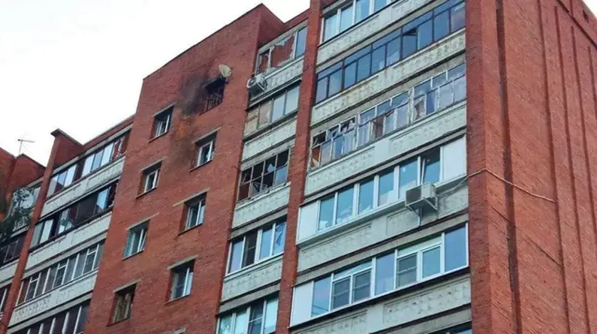 Беспилотник врезался в жилую многоэтажку в Курске 