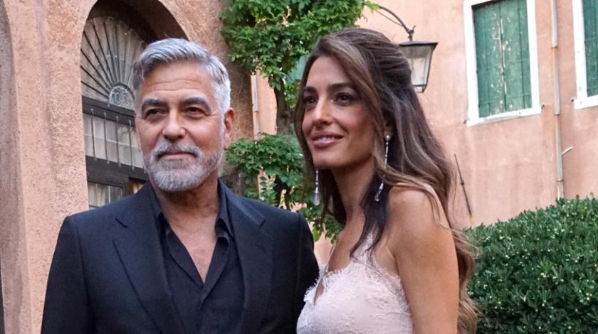 Молодая жена Джорджа Клуни обнажила прелести перед публикой