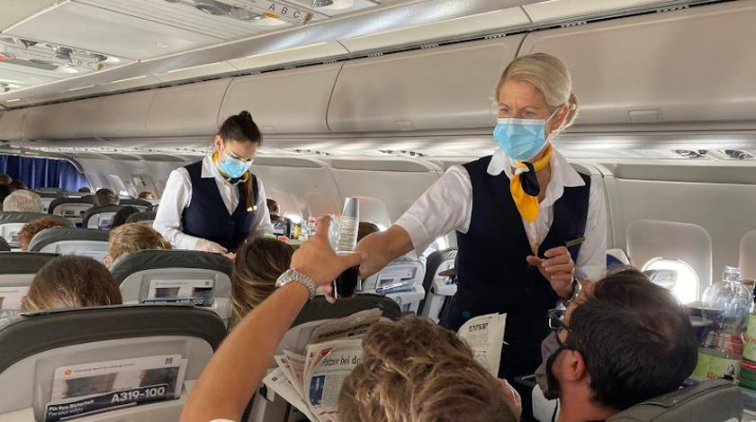 Никогда не пейте этот напиток в самолете: он опасен для здоровья