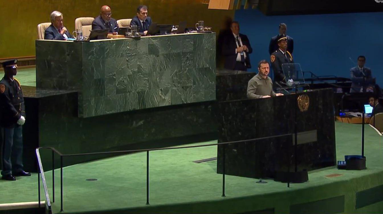 Представитель России задрал брови во время выступления Зеленского в ООН
