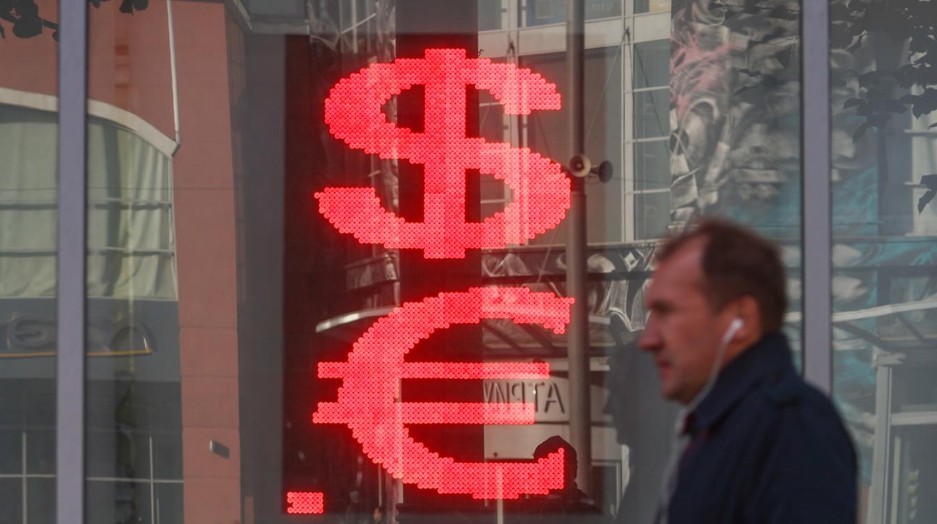 Доллар рухнул до 62 рублей: ситуация на валютном рынке ошарашила россиян