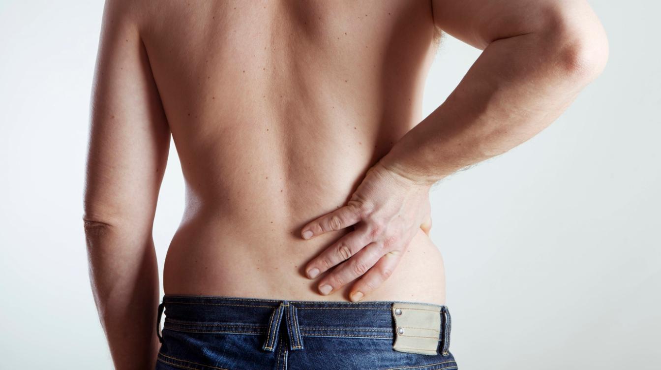 О чем говорит боль в спине: гастроэнтеролог указал на один факт