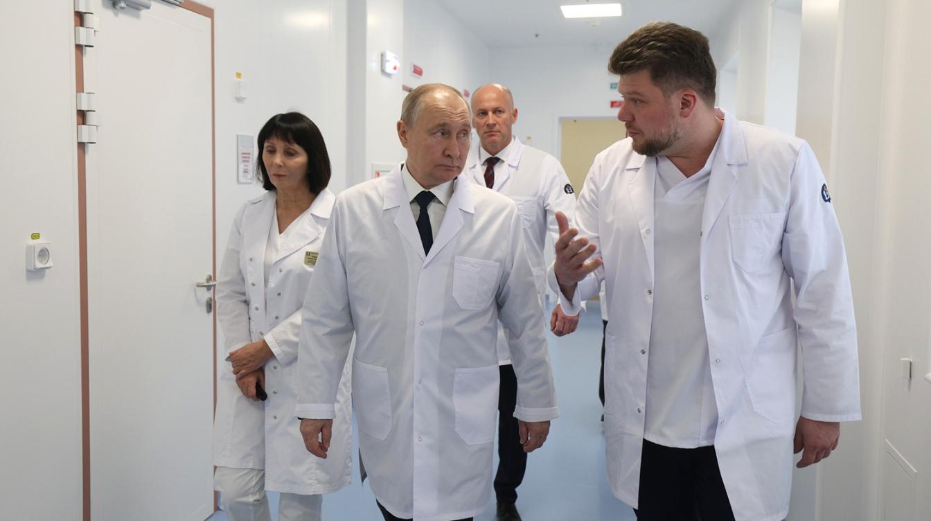 Путин опустился на колено ради фотографии с больными детьми в онкоцентре - видео