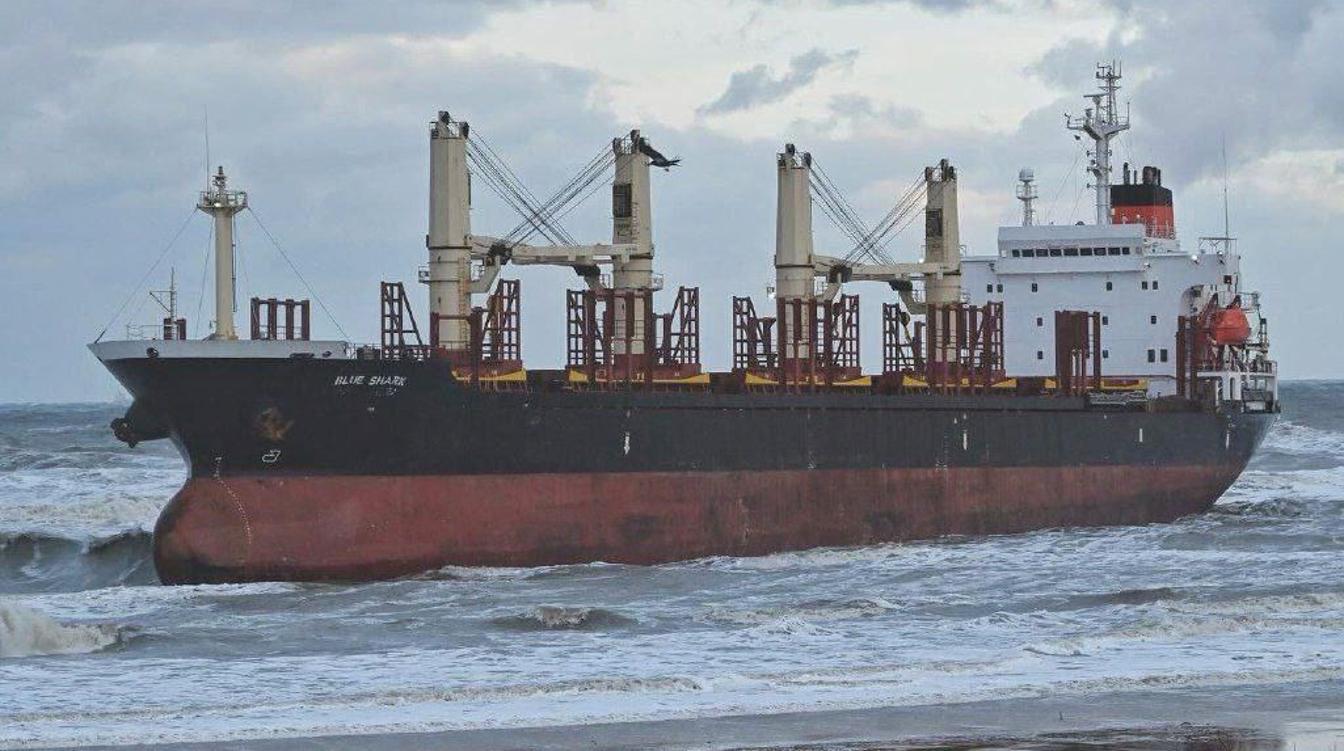 Восемь судов пострадали от шторма в Черном море: есть погибшие