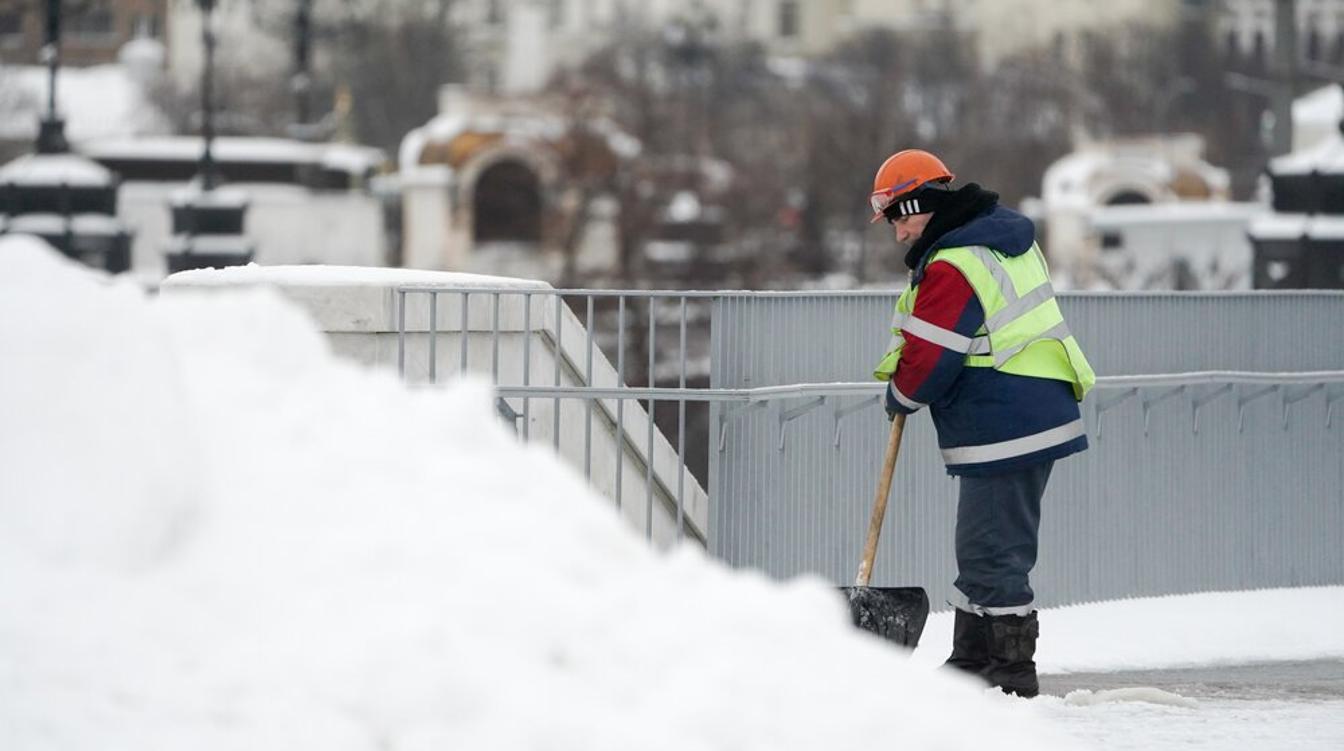Собянин вызвал дополнительно 10 тысяч коммунальщиков для уборки снега