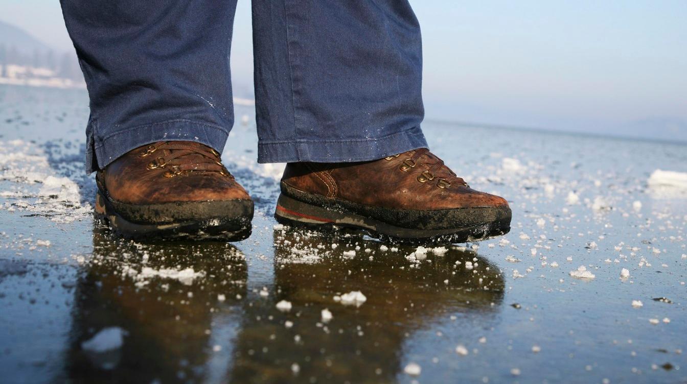 Простой народный способ: обувь не будет скользить по льду зимой