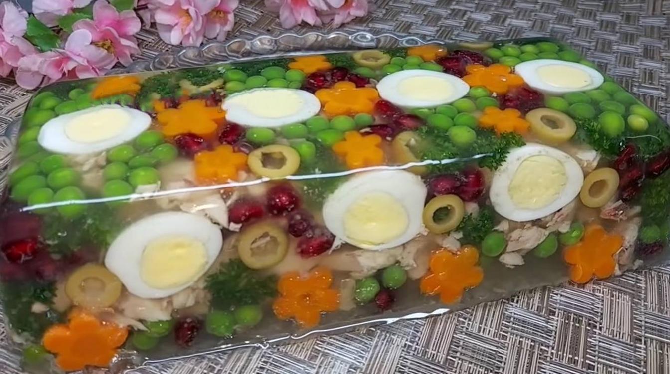 Рецепт праздничного салата с ананасом и курицей