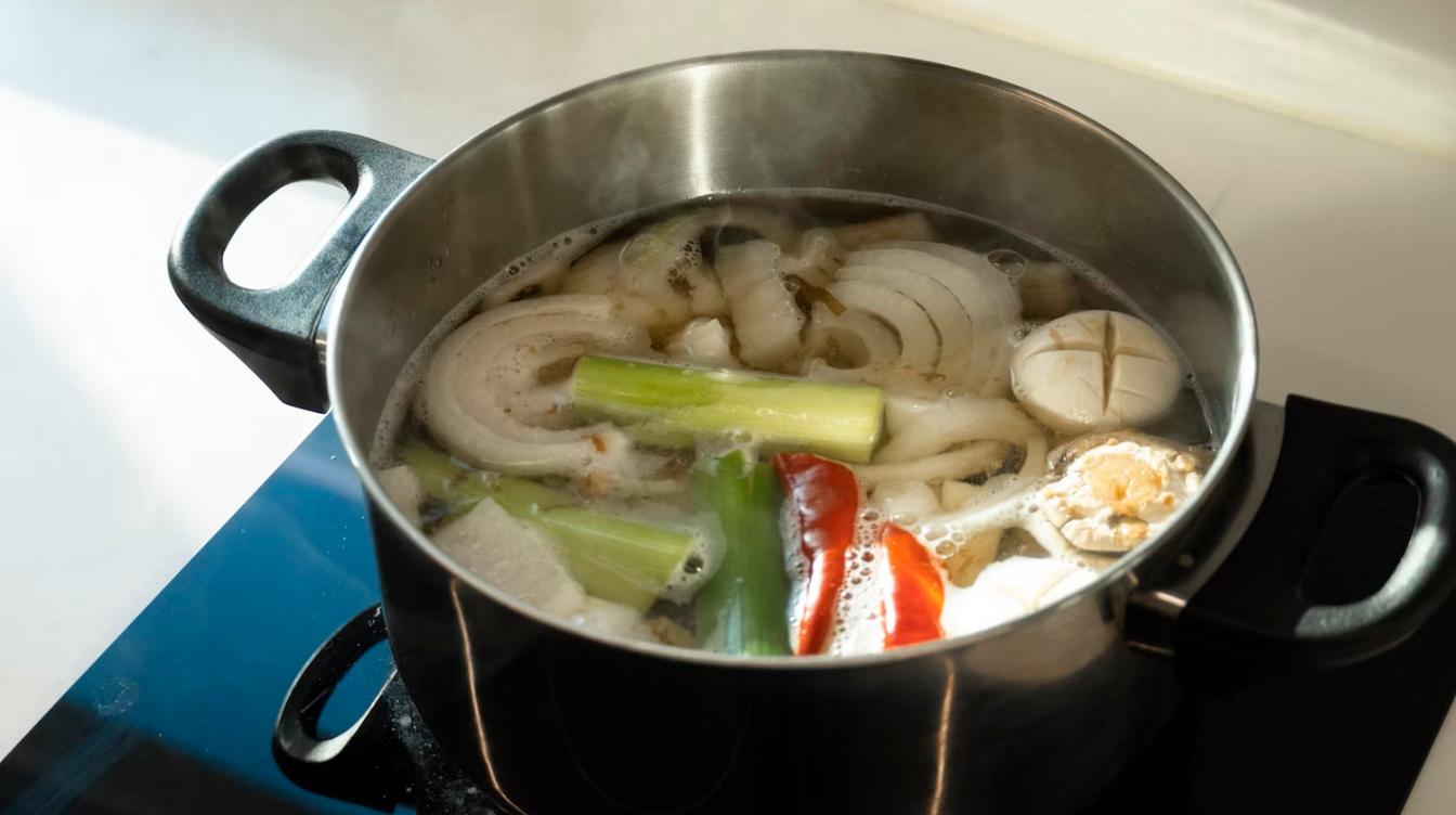 Мутный бульон мгновенно станет прозрачнее слезы – хитрость от шеф-повара