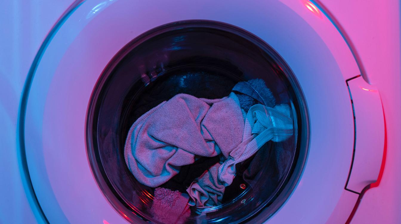 Куда правильно засыпать стиральный порошок: ответ удивит