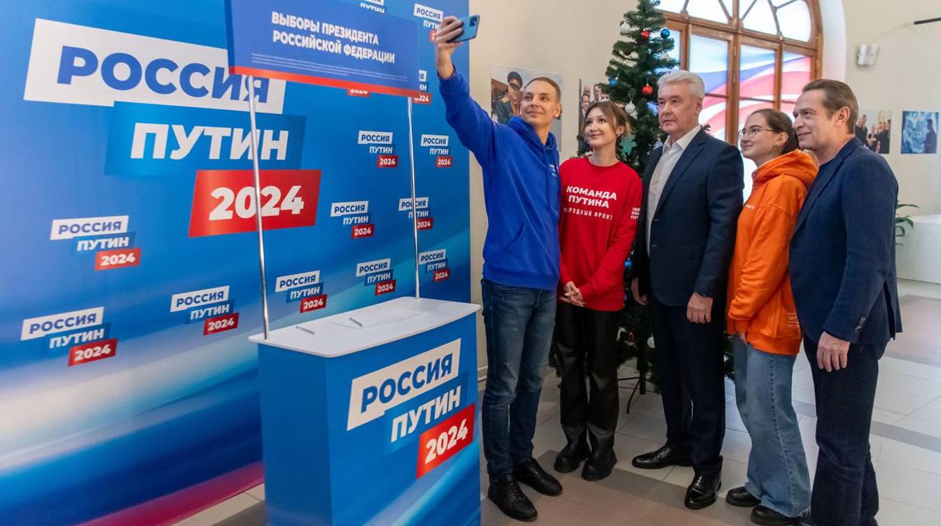 Собянин поставил подпись в поддержку Путина на выборах