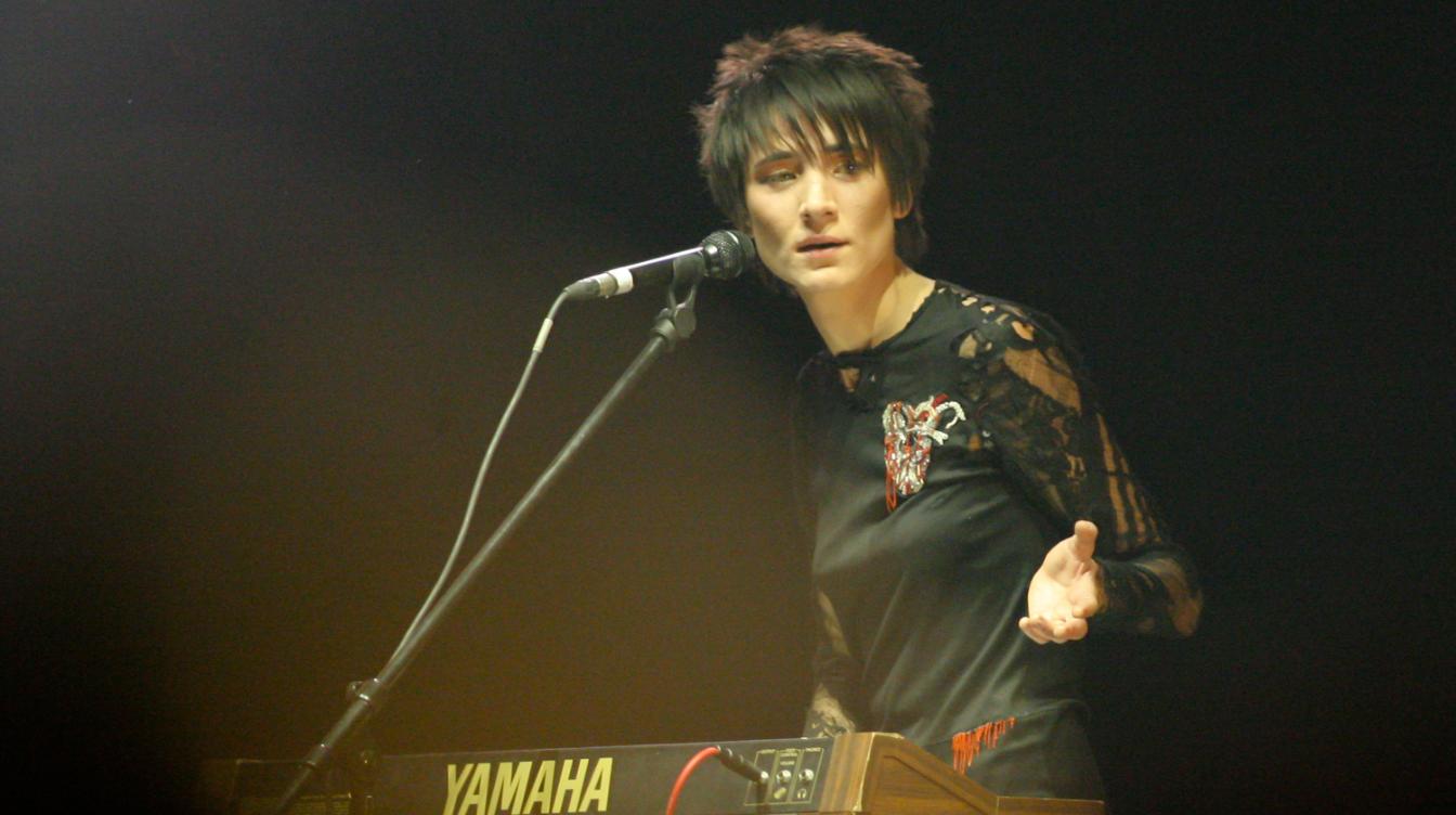 Не хотят слушать: за границей сорвался концерт Земфиры*