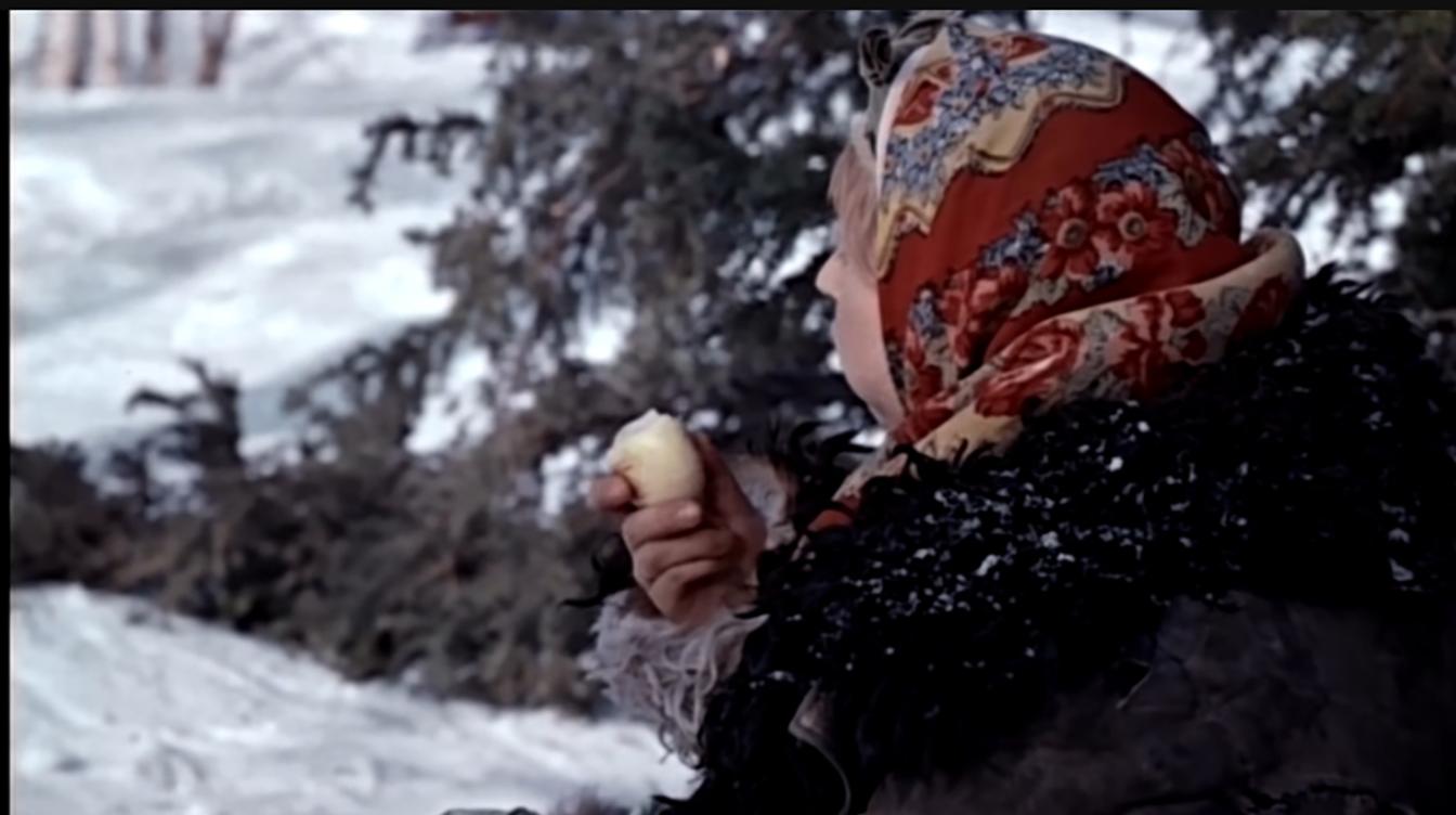 Внимательные зрители заметили дикий киноляп в сказке "Морозко": что ела Марфуша