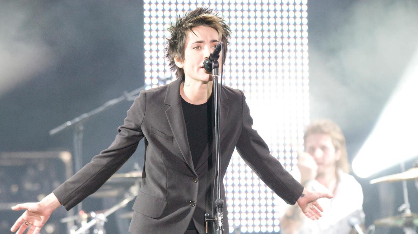 Рената Литвинова и Земфира* эмоционально помирились на глазах у толпы