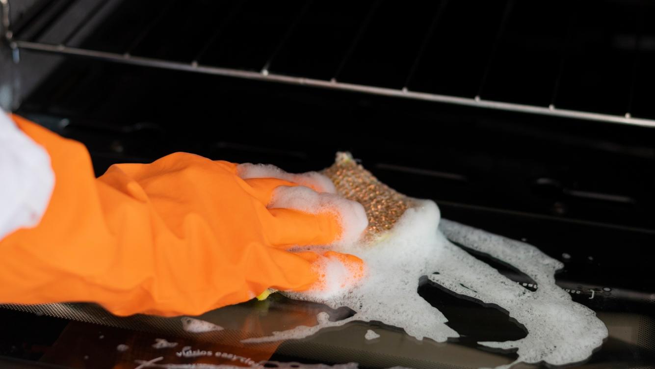 Один фантастический трюк позволит отмыть до блеска духовку: хозяйкам на заметку
