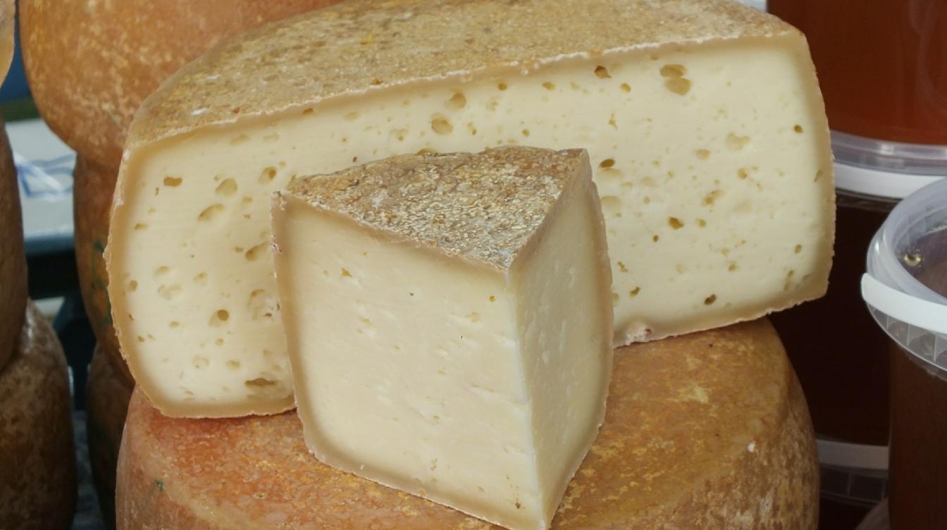 Как отличить настоящий сыр от подделки: несколько простых хитростей в магазине