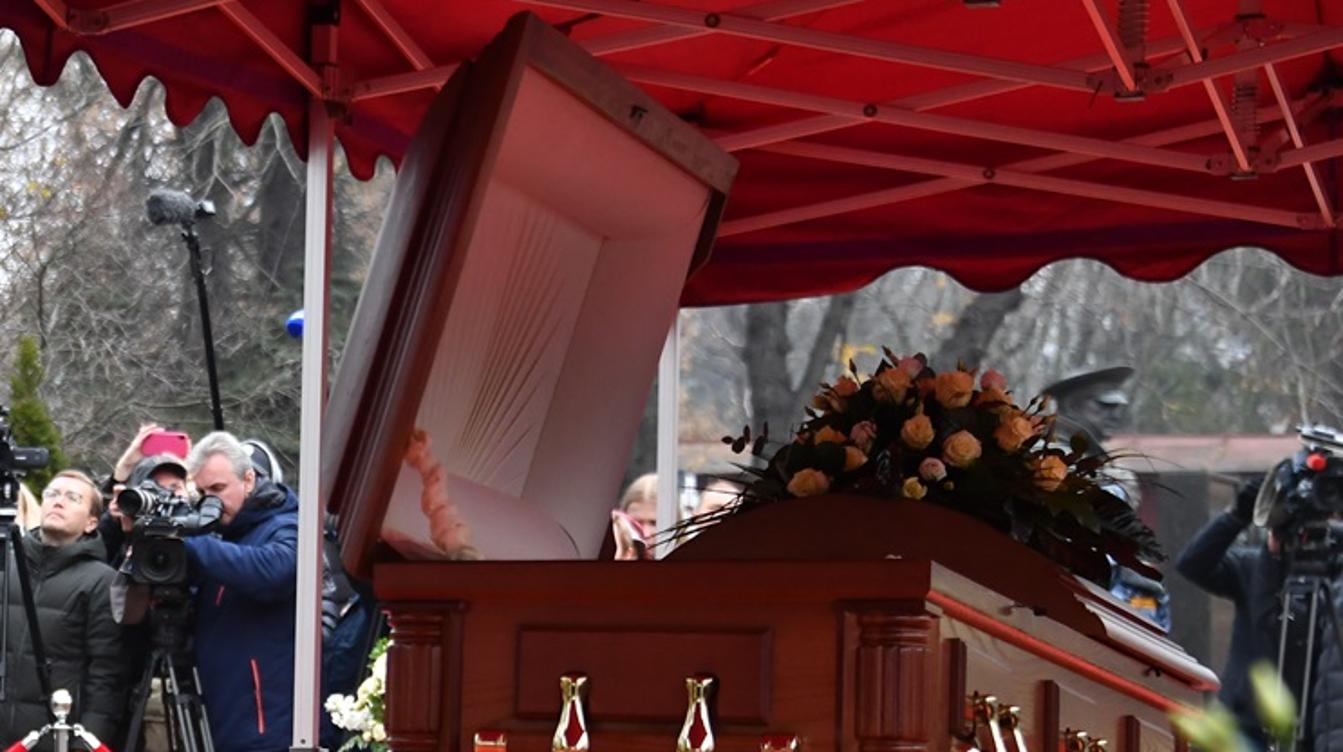 Провокация на могиле любимого в России артиста: водрузили вражеский флаг