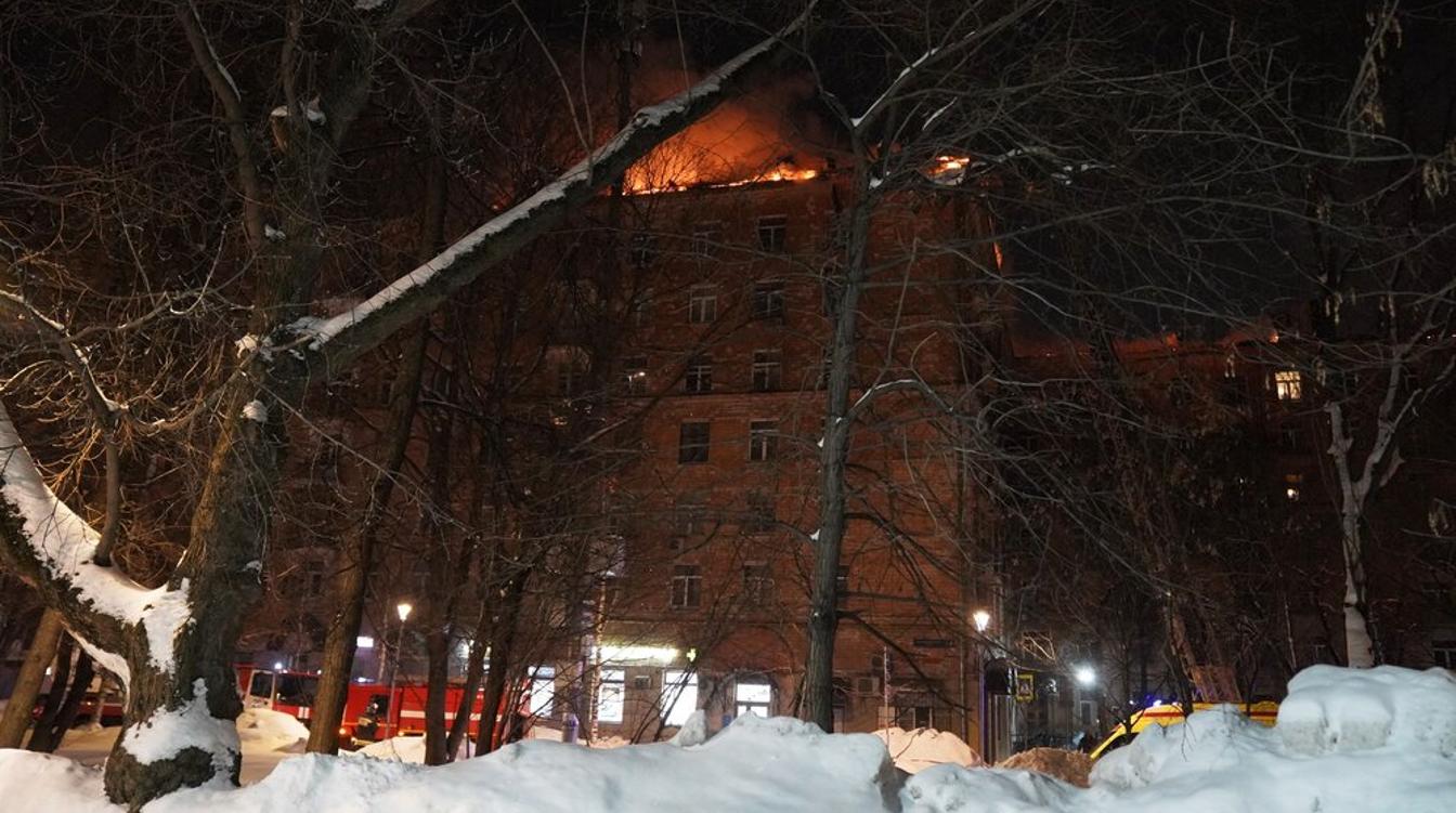Городские службы ведут восстановительные работы после пожара на севере Москвы