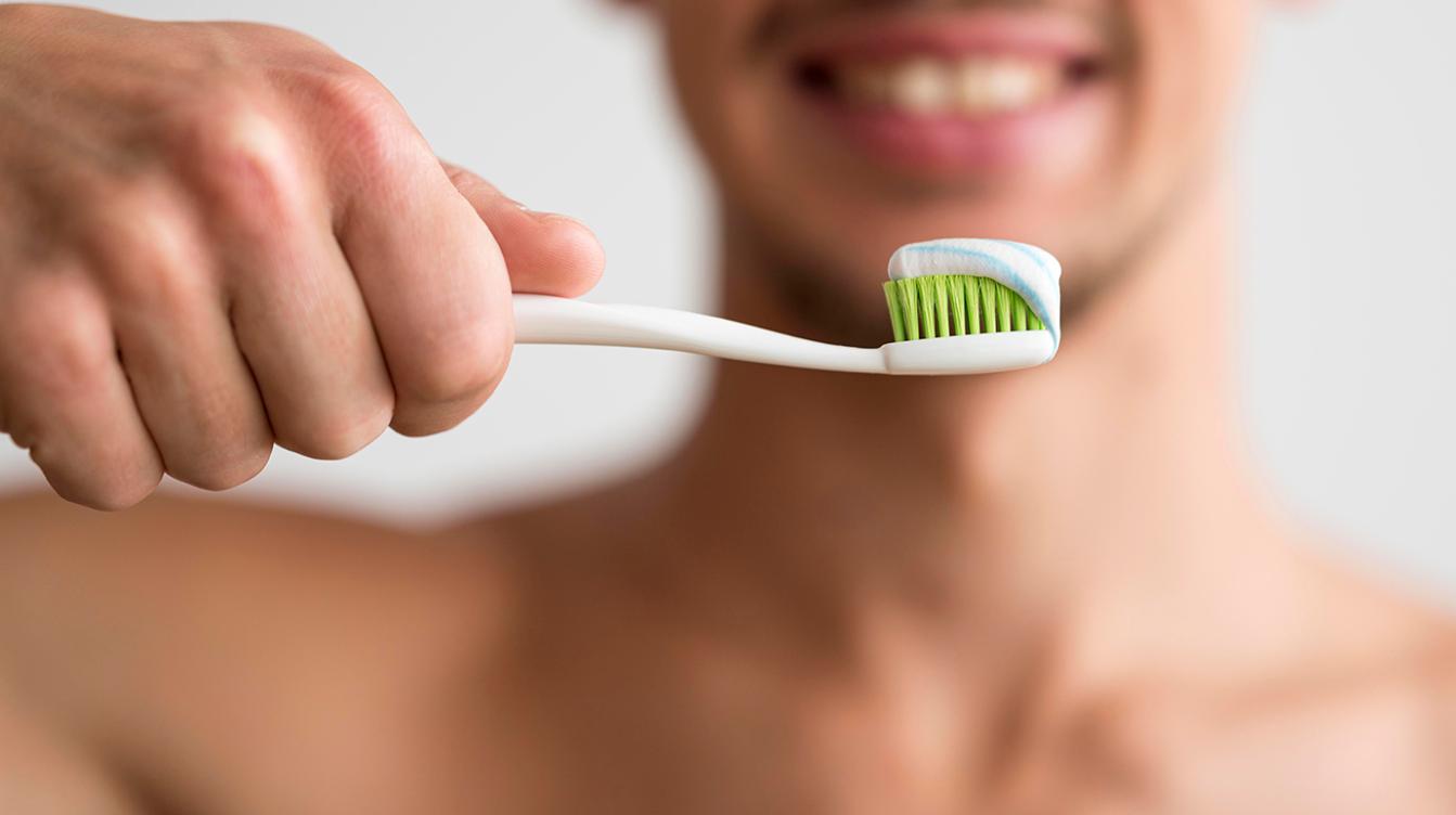 Нужно ли чистить зубы перед завтраком: советы стоматолога