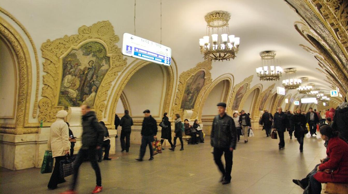 Такер Карлсон рассказал о восхитившем его московском метро 