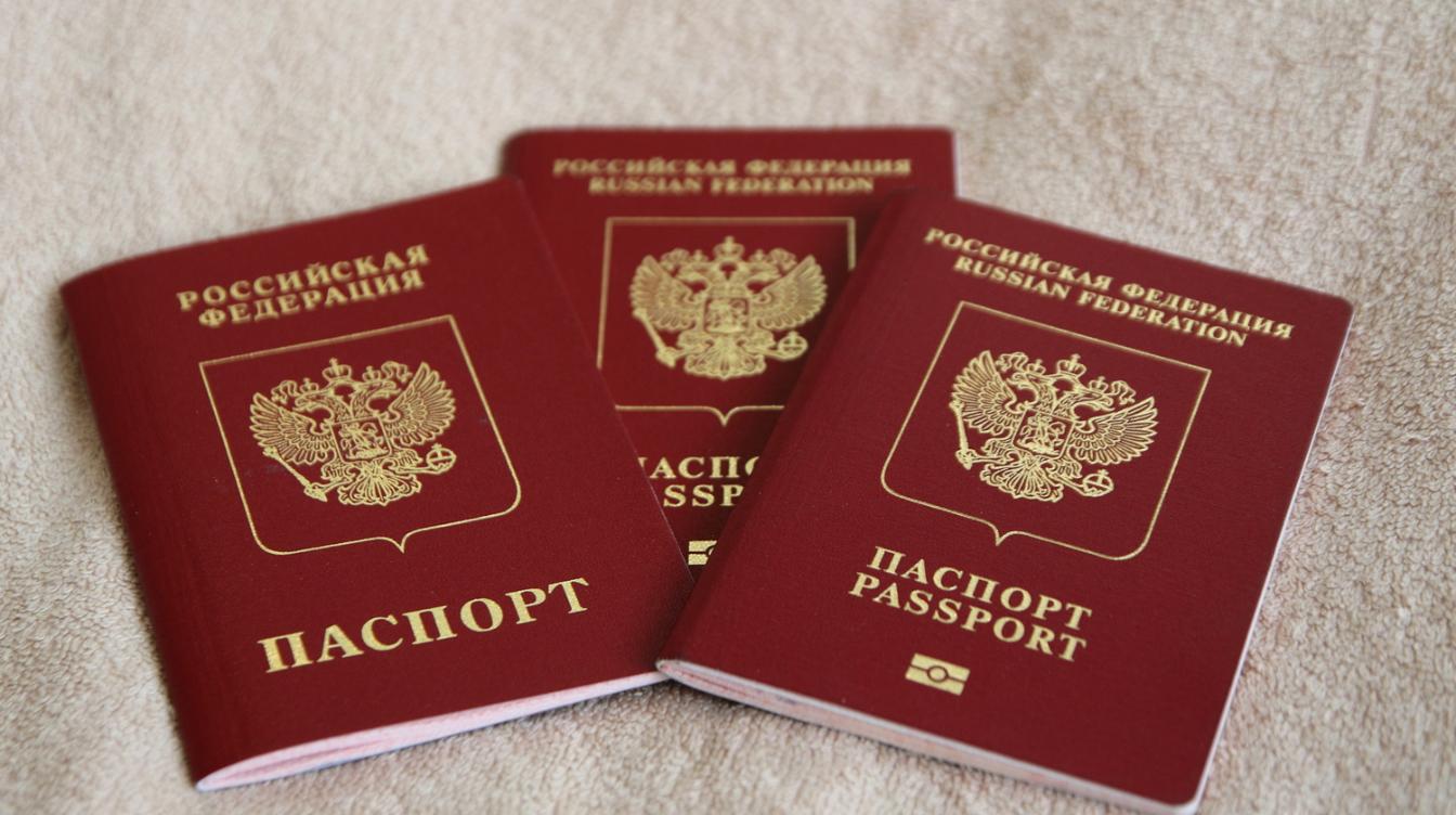 Россиянам посоветовали массово менять загранпаспорта: что случилось