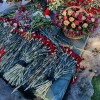 Упокой, Господи: люди несут цветы и свечи к фамильному захоронению Заворотнюк