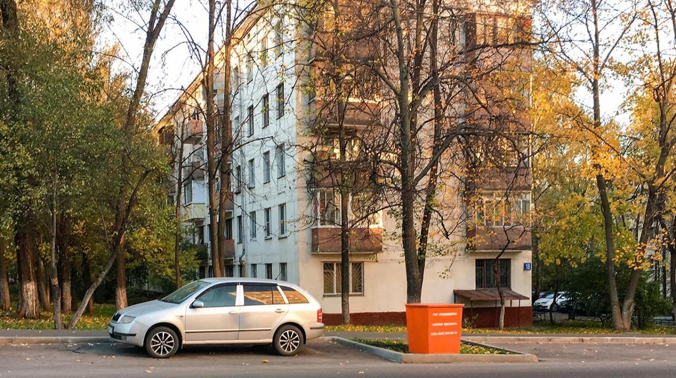 На улицах Москвы поставили контейнеры с противогололедным материалом