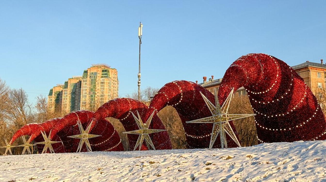 Москва новогодняя: столицу начали украшать к зимним праздникам