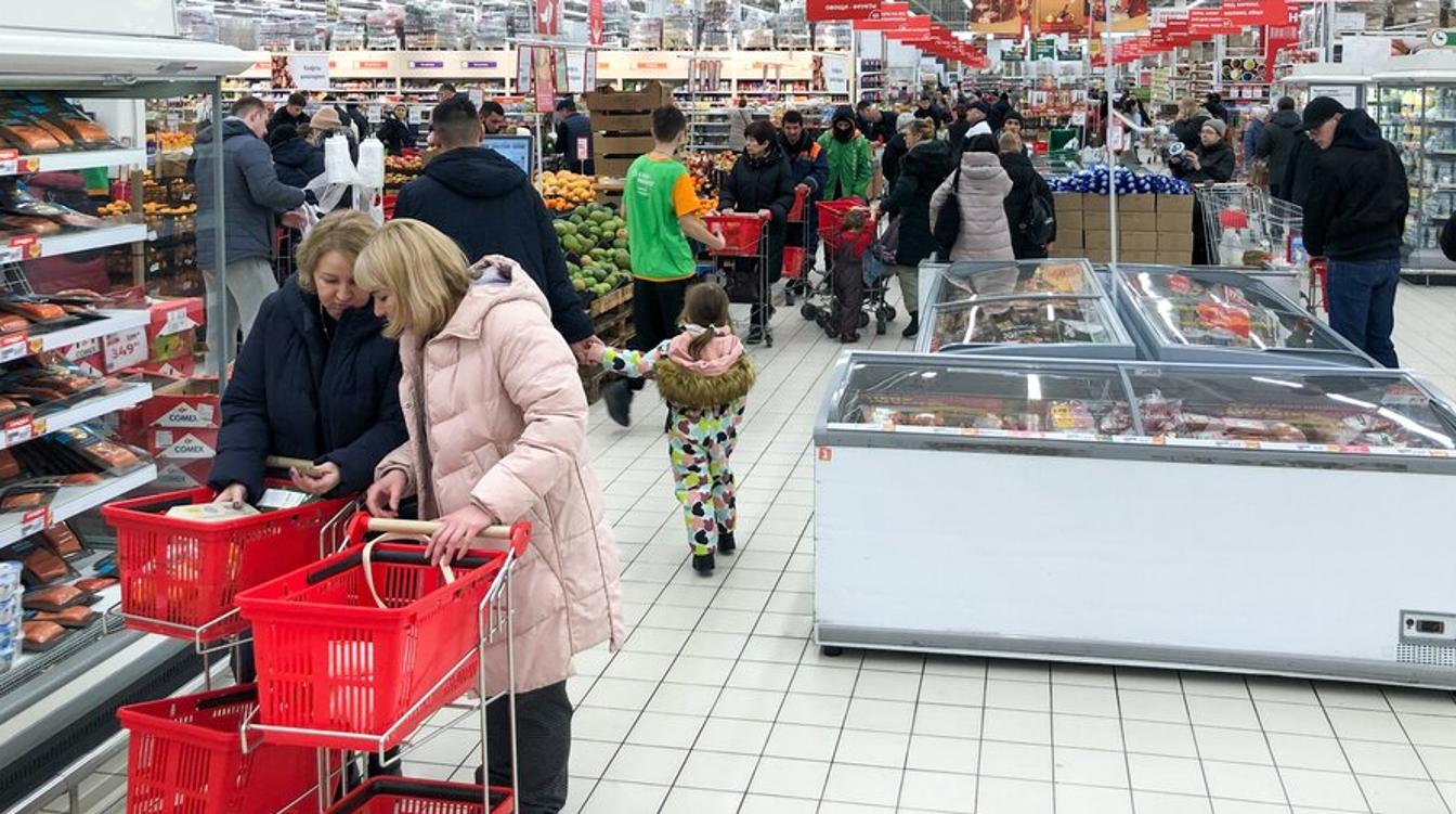 В торговых сетях Москвы заявили о готовности к высокому спросу перед Новым годом