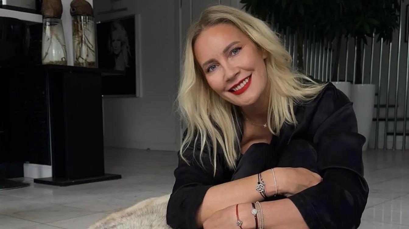 Грудь Елены Летучей выпала из распахнутой рубахи в кафе – откровенное фото