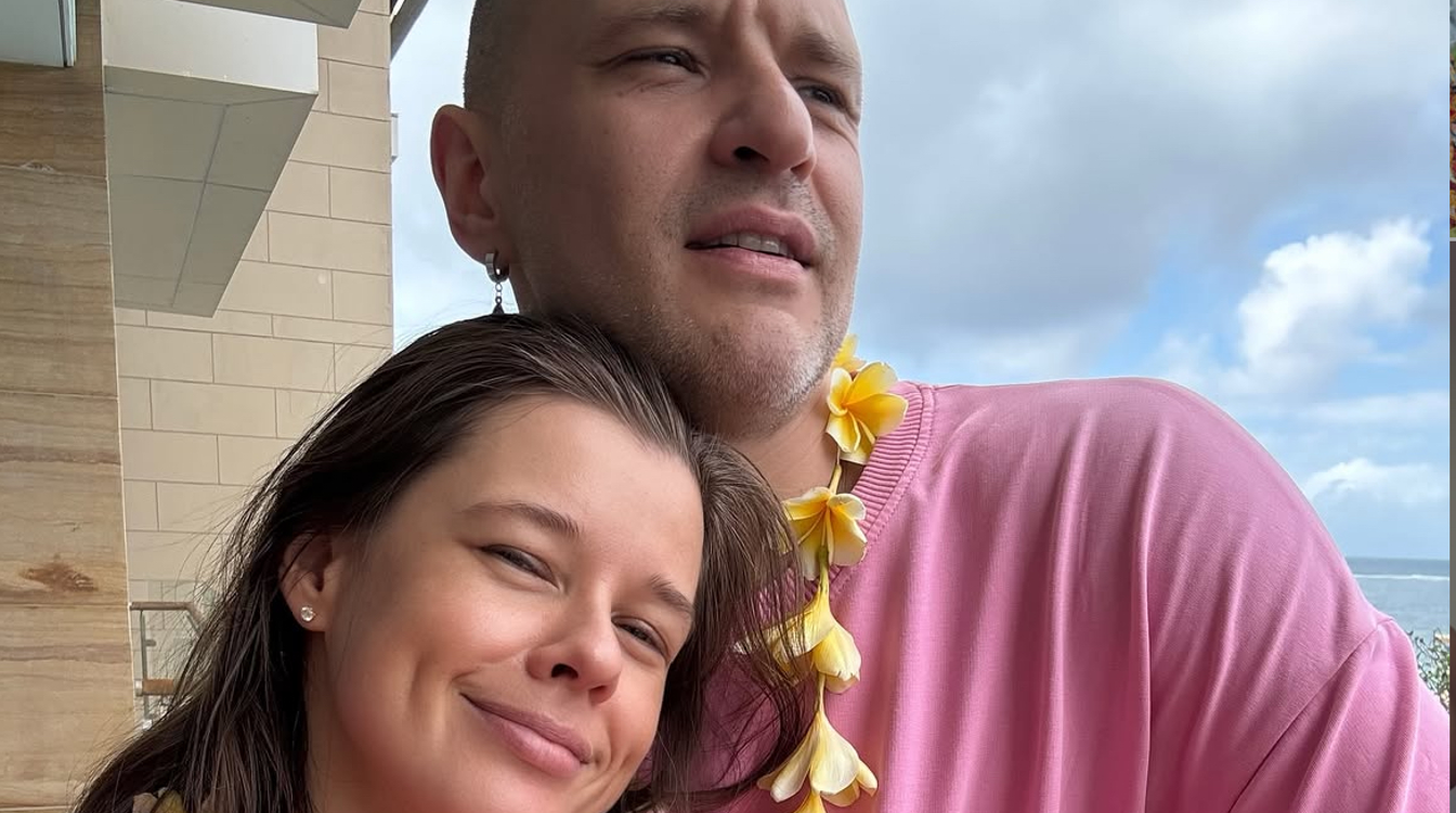 40-летняя Шпица во влажном купальнике показала лишнее - откровенное фото