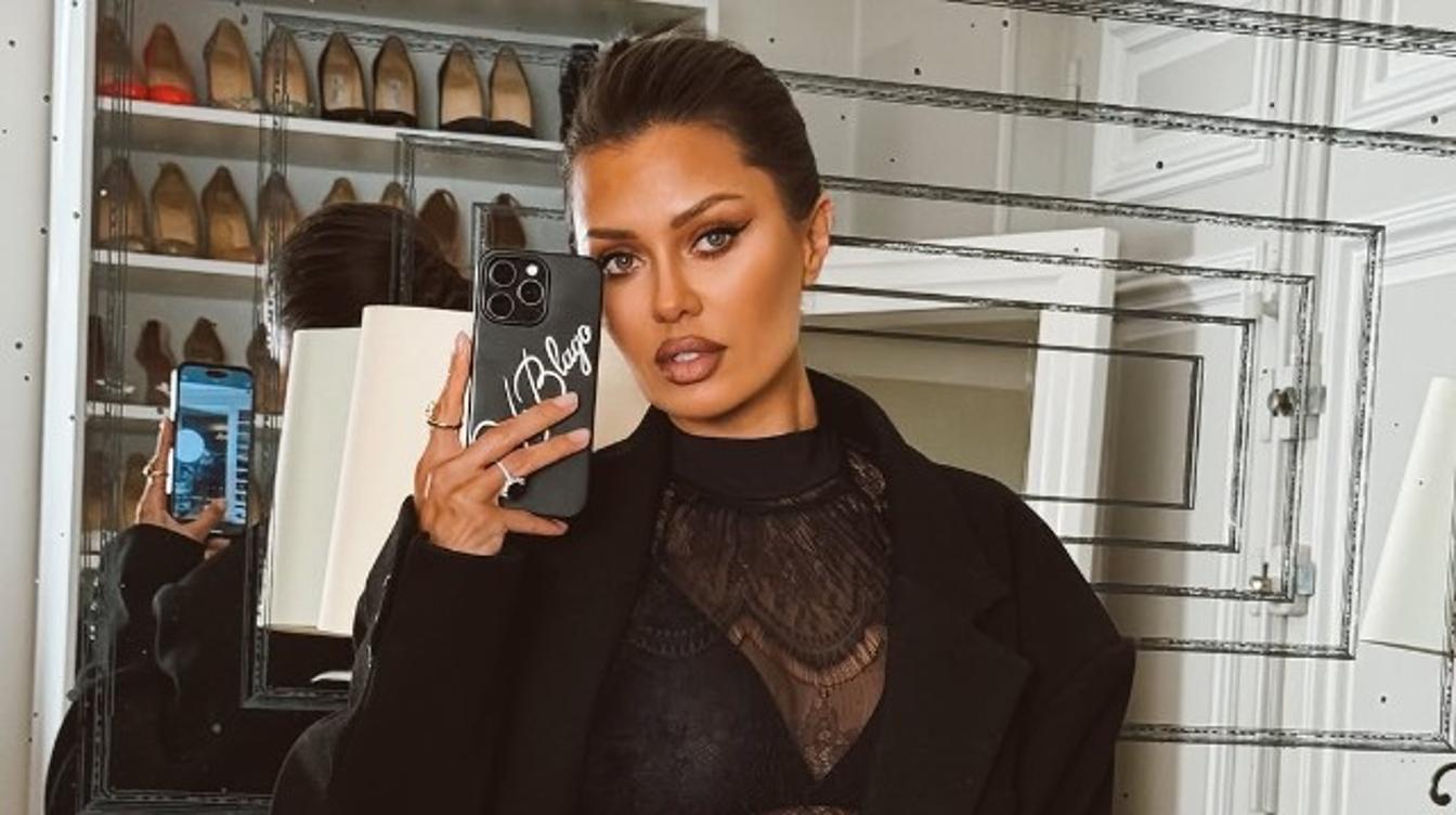 Боня похвасталась пышными формами в прозрачном платье